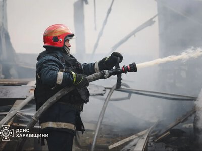 Ударный беспилотник рф атаковал гражданское предприятие в Харькове: загорелись грузовики, пострадали женщина и ребенок