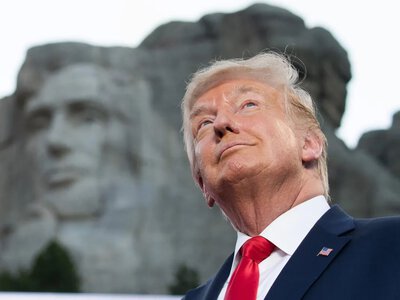 Добавил себя к горе Рашмор: Дональд Трамп показал золотую версию мемориала президентов (фото)
