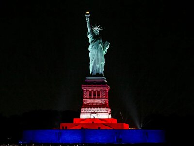 Франция подсветила Эйфелеву башню и Статую Свободы к 250-летию США