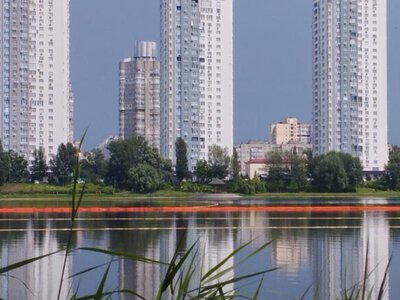 В Киеве ликвидируют масштабное загрязнение Кирилловского озера после атаки рф: попало более 350 тонн нефтепродуктов