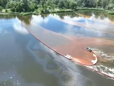 Утекло более 350 тонн нефтепродуктов: на Оболони спасают озеро Кирилловское (видео)