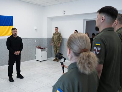 Зеленский пообщался с ранеными защитниками и наградил их государственными наградами в одном из одесских медучреждений