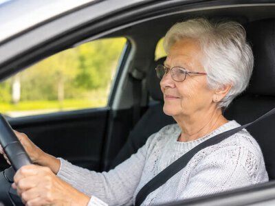 Заберут ли водительские права после 65 лет: правда о новых правилах для пожилых водителей