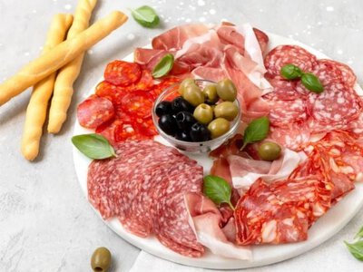 Скрытая угроза на тарелке: как ежедневное употребление мясных деликатесов разрушает сосуды и повышает давление
