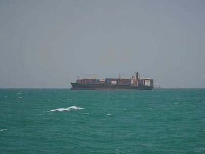 У побережья Йемена в Красном море вооруженные нападавшие атаковали грузовое судно