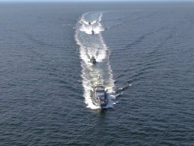 В Киеве ко Дню Военно-морских сил развернули самый большой флаг ВМС и провели маневры речной флотилии