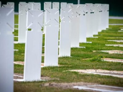 После сильных дождей на военном мемориальном кладбище проводят выравнивание мест захоронений