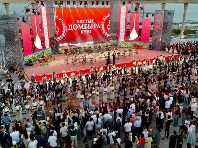  Массовое исполнение кюев: в Актау одновременно выступили 500 домбристов 