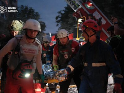 ГСЧС показала первые последствия ночного обстрела Киева: разрушенные многоэтажки, пожары и поиск людей