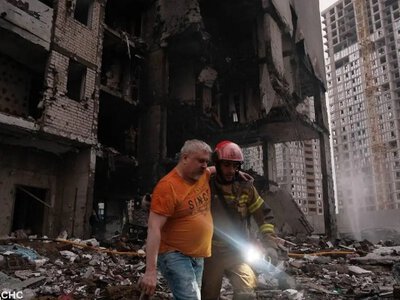 Россия нанесла массированный удар по Киеву: число погибших растет, спасатели продолжают разбирать завалы