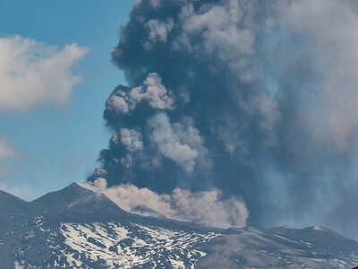  На Сицилии ограничили работу аэропорта Катании из-за извержения вулкана Этна 