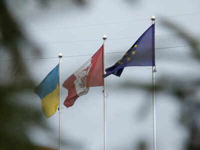 В Вишневом под Киевом продолжается пожар после ракетного удара рф, эвакуируют людей - Зеленский