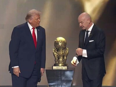 Спасибо ФИФА: Трамп лично просил отменить красную карточку игроку сборной США — в сети возмутились
