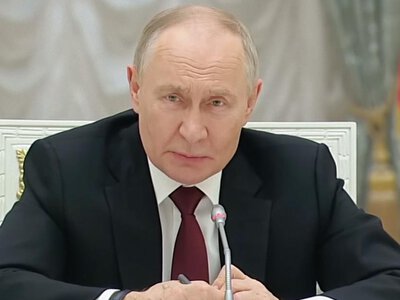 Путин стал напоминать стареющих членов советского Политбюро, над которыми тихо смеялись, — Le Monde