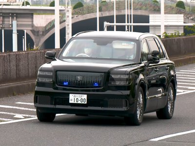 Японский Rolls-Royce Cullinan: Toyota создала роскошный бронированный кроссовер (видео)