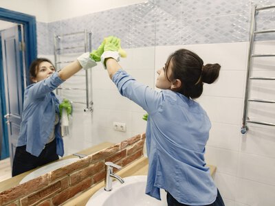 Как помыть зеркало до блеска: преимущества использования газетной бумаги