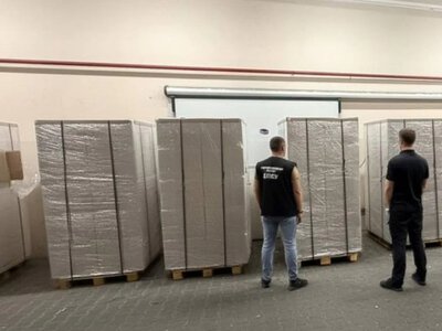 Перевозил контрабандные сигареты на 15 млн грн под видом клубники - водитель из Молдовы получил подозрение