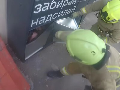 В Ровно девушка застряла в ячейке почтомата - спасатели вызволяли
