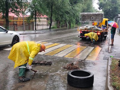 В Алматы после дождя коммунальные службы устранили большинство локальных подтоплений