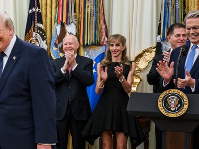Жена миллиардера Делла поразила соцсети, появившись на встрече с Трампом (фото)