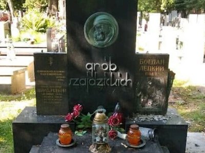 Поліція Польщі розслідує вандалізм на могилі українського письменника
