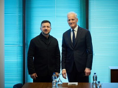 Премьер Норвегии повторил жест болельщиков «гребля викингов» на встрече с Зеленским