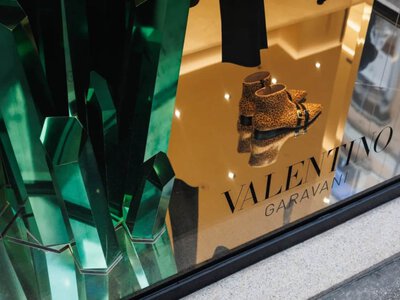 Модный дом Valentino впервые выпустит облигации на €450 млн