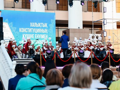 Первые экземпляры Новой Конституции вручили активным молодым людям Атырау