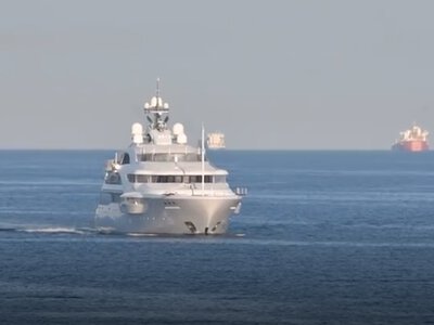Перегнали в Северное море: яхту Путина под конвоем эсминца спрятали подальше от дронов ВСУ