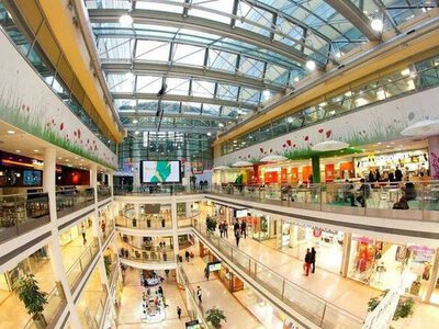 В Украине предлагают открывать торговые центры часом позже после ночных обстрелов