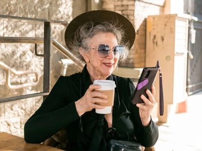 Какая одежда старит женщин после 60 лет: дизайнер назвала три самые большие ошибки в гардеробе