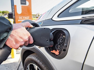 Спрос обвалился: продажи электромобилей в Украине в 2026 году сократились вдвое