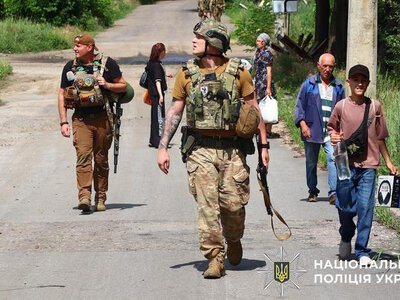 Пешком под гул FPV-дронов: «Белые Ангелы» и волонтеры спасли из Дружковки две семьи с тремя детьми