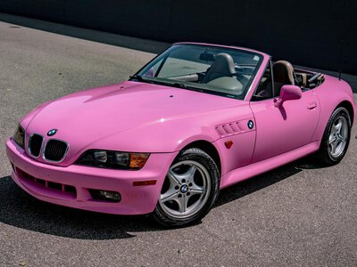 Розовый спорткар BMW от Сидни Свини ушел с молотка за смешную цену (фото)
