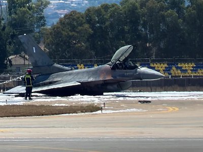 Истребитель F-16 загорелся в туристическом аэропорту Греции (видео)