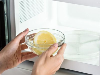 Трюк с лимонной кислотой, который поможет отмыть микроволновку до блеска