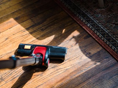Царапины на ламинированном полу исчезнут бесследно: простой способ за минуту