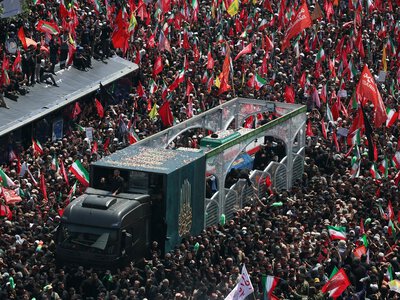 Верховный лидер Ирана Моджтаба Хаменеи не появился на похоронах отца
