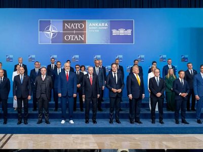 Кросівки прем'єра Албанії та курйоз із Мелоні та Трампом: кумедні моменти спільного фото лідерів НАТО в Анкарі