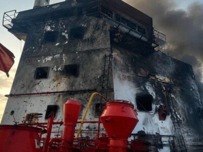Пробоины в корпусе: в сети появились кадры танкеров теневого флота РФ после атак дронов (видео)