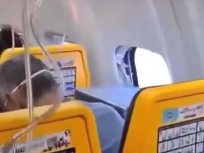 В самолете Ryanair мужчину едва не вытащило наружу через разбитое окно: его спасли пассажиры, – СМИ