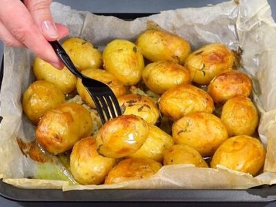 Запеченный картофель будет хрустящим, как в ресторане: рецепт маринада для румяной корочки