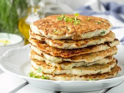 Нежные куриные блины с плавленым сыром: простой рецепт сытного блюда