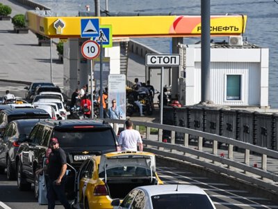 В России к дежурствам на АЗС стали привлекать учителей и волонтеров