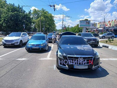 «Сузуки» врезался в «Кадиллак» в центре Николаева: движение затруднено