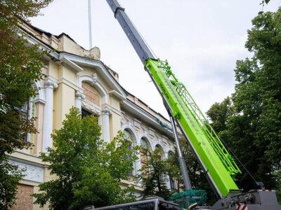 В Харьковском художественном музее приступили к первоочередным аварийным работам после российской атаки