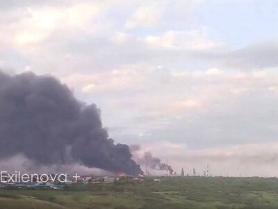 В российском Сизране прогремела серия взрывов: под атакой дронов находится местный НПЗ (фото)