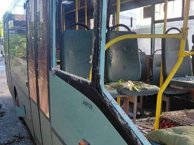 В Херсоне россияне обстреляли маршрутку и остановку общественного транспорта: известно о четырёх раненых