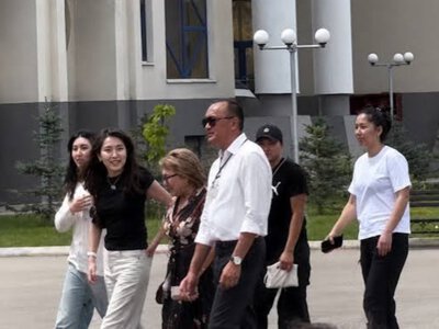 Дочь Жапарова посетила детский центр. Некоторые СМИ показали видео без кадров ее приезда на внедорожнике