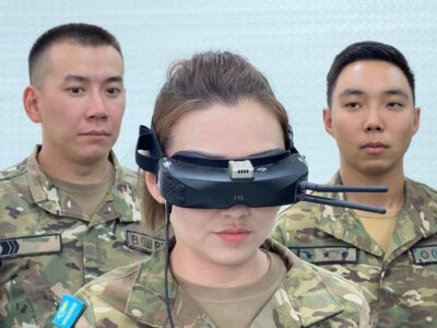  Военнослужащая из Казахстана собирает беспилотники своими руками 